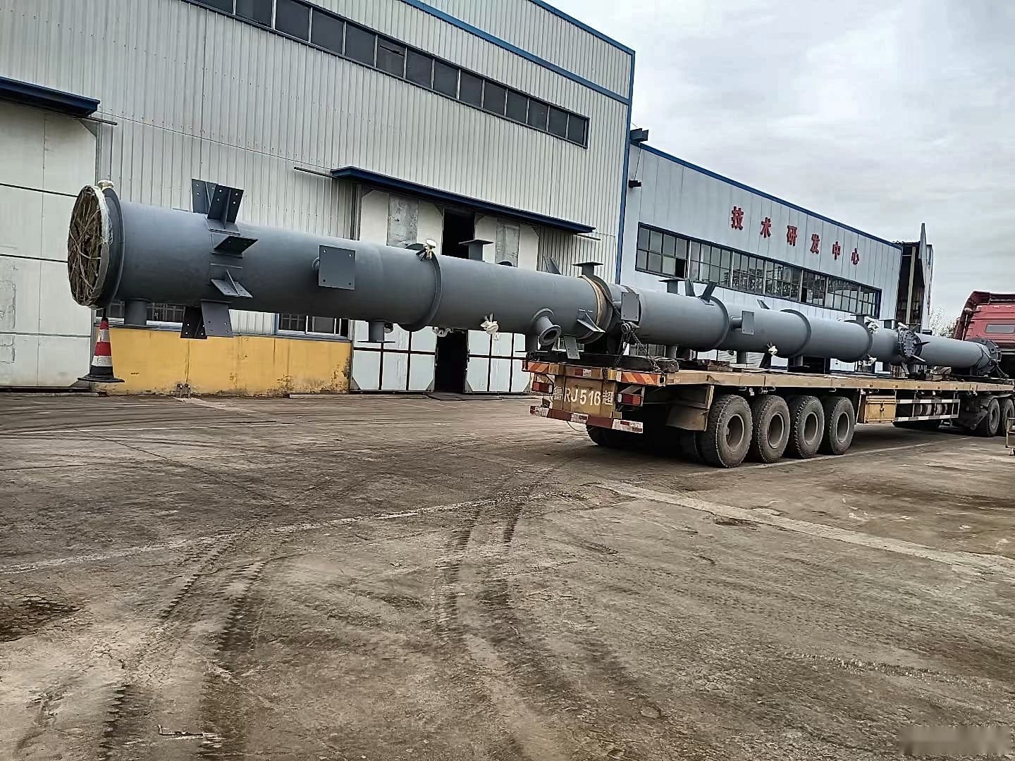 Recipiente grande listo para envío en plataforma