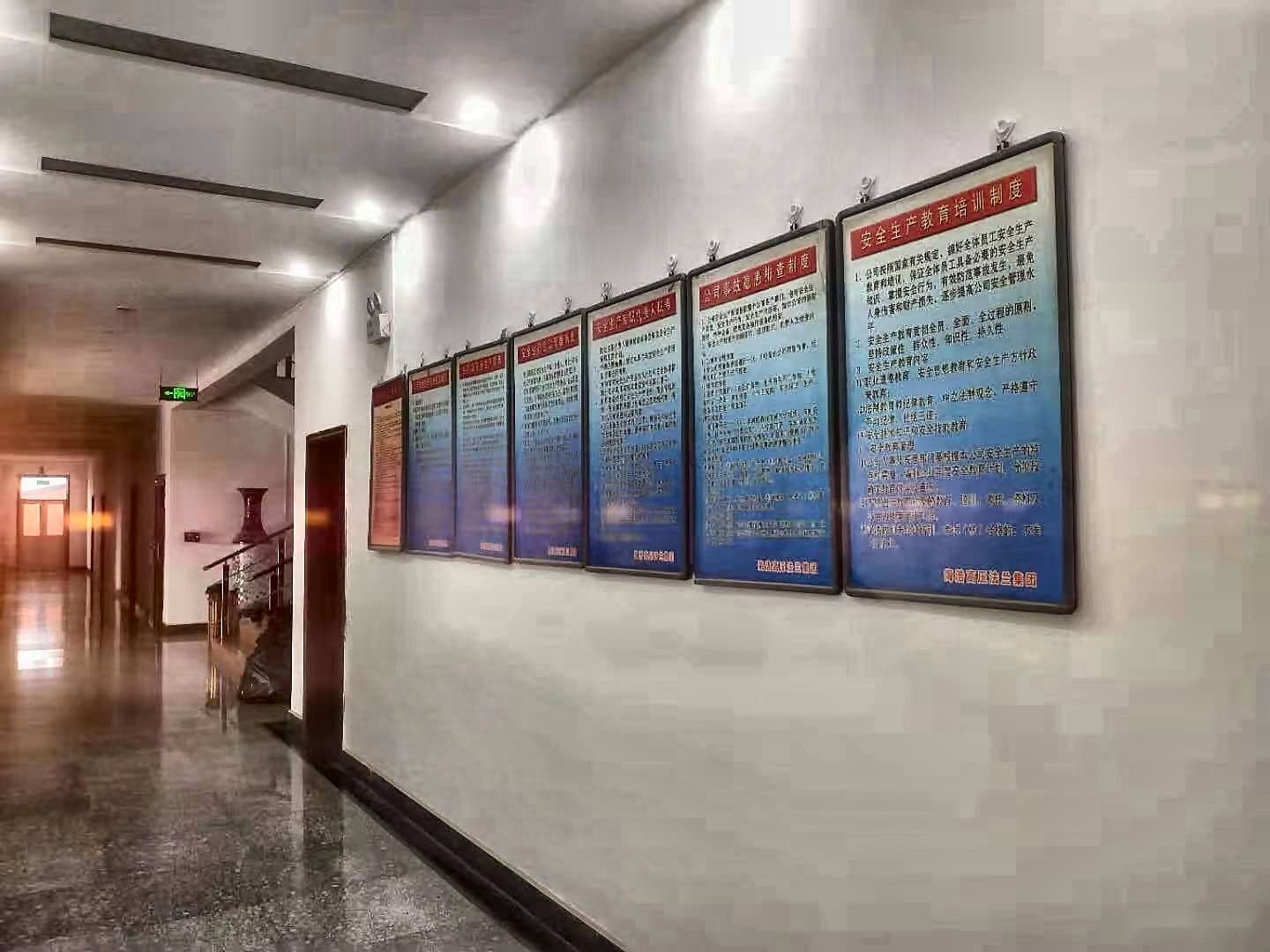 Cultura de seguridad — paneles de regulación en corredor
